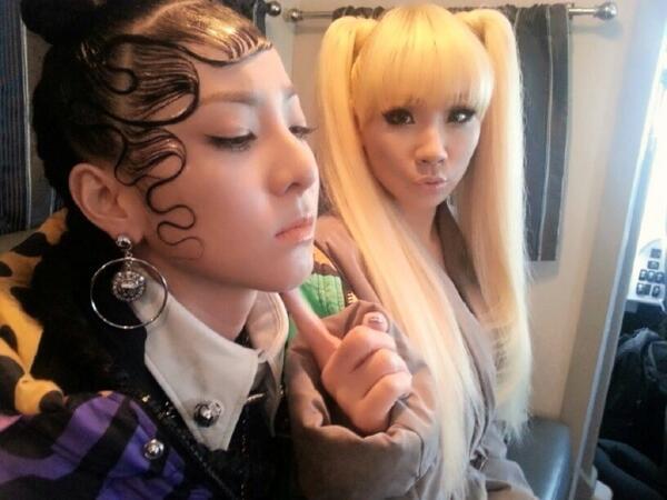박산다라(좌부터/가수/2NE1),씨엘(이채린/가수/2NE1)
그룹 2NE1 멤버 산다라박이 꼬불꼬불한 4차원 헤어를 공개해 화제가 되고있다.