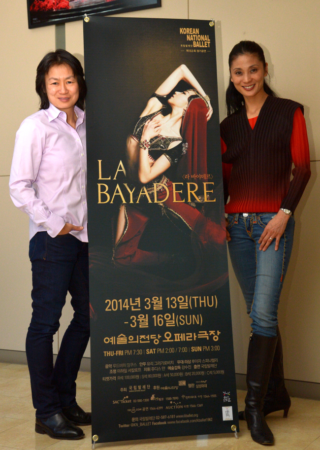 Kang Sue-jin (right), artistic director of the Korean National Ballet, poses with Judith Yan (left), artistic director of Guelph Symphony Orchestra at Seoul Arts Center in Seoul, Monday.   Yoon Byung-chan/The Korea Herald