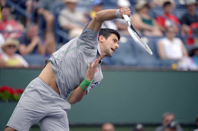 Novak Djokovic serves to Alejandro Gonzalez at the BNP Paribas Open in Indian Wells, California, Tuesday.  AP-Yonhap