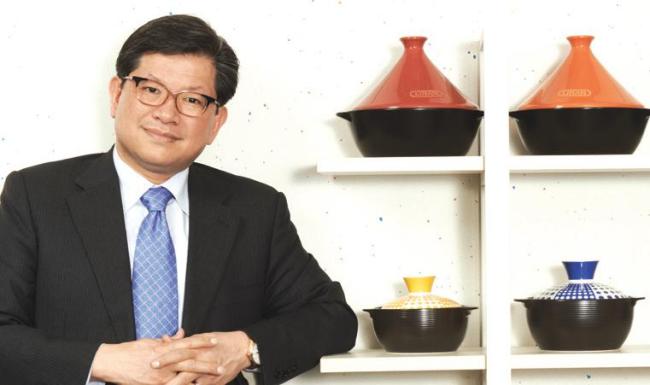 김영목 리빙한국 대표가 최근 크게 주목받고 있는 모로코식 타진냄비, 미적 요소를 강화한 전통뚝배기 등을 소개하고 있다.