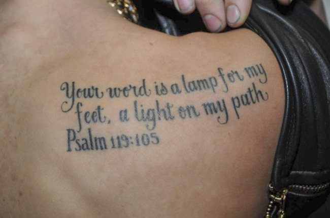 Justin Bieber displays one of his tattoos in Miami Beach, Florida.   EPA-Yonhap