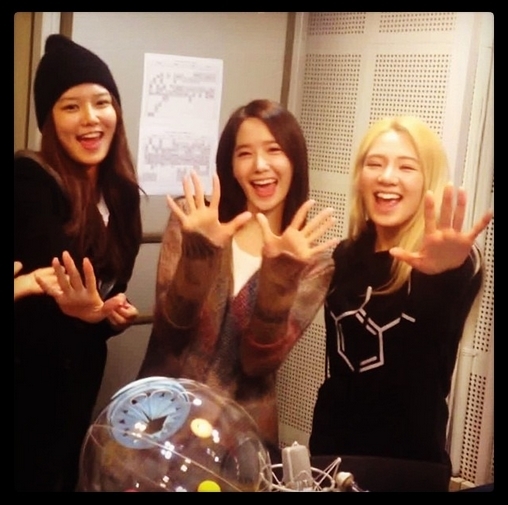 수영(좌부터/최수영/가수/VJ/소녀시대),윤아(임윤아/가수/탤런트/소녀시대),효연(김효연/가수/소녀시대)
걸그룹 소녀시대 윤아, 수영, 효연이 라디오 인증샷을 남겼다.