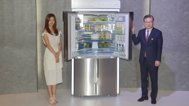Samsung Electronics’ consumer electronics chief Yoon Boo-keun (right) poses with actress Jun Ji-hyun at Shilla Hotel to promote the company’s Chef Collection refrigerator, designed in collaboration with world-famous Michelin-starred chefs.   Kim Myung-sub/The Korea Herald