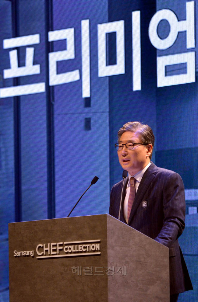 윤부근(기업인/삼성전자사장)
삼성전자는 12일 서울 장충동 신라호텔에서 셰프컬렉션 미디어데이를 열고 윤부근 CE분문사장이 셰프컬렉션 냉장고를 발표하고 있다. 셰프컬렉션 냉장고는 세계적으로 유명한 미슐랭 3스타 셰프들과 공동 기획, 개발됐다. 용량은 세계 최대 1000L이다.