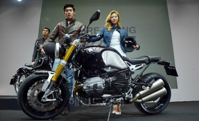 BMW 모토라드 코리아는 12일 서울 강남구 한 이벤트홀에서 BMW 뉴 R nineT를 선보이고 공식 출시했다. BMW 뉴 R nineT는 공냉식 박서 엔진과 현대식 최첨단 기술이 조화롭게 적용되어 아날로그 감성과 함께 퓨어 라이딩의 즐거움을 전해준다. 가격은 2,170만원(VAT포함)이다.