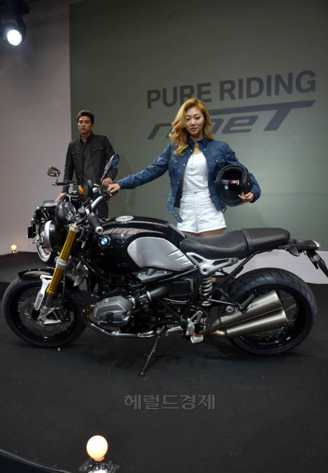 BMW 모토라드 코리아는 12일 서울 강남구 한 이벤트홀에서 BMW 뉴 R nineT를 선보이고 공식 출시했다. BMW 뉴 R nineT는 공냉식 박서 엔진과 현대식 최첨단 기술이 조화롭게 적용되어 아날로그 감성과 함께 퓨어 라이딩의 즐거움을 전해준다. 가격은 2,170만원(VAT포함)이다.