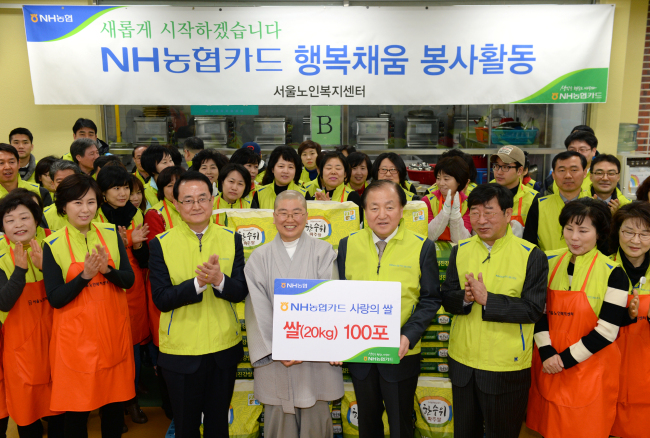 NH농협카드 임직원들과 전국의 카드모집인 등 500여명은 12일 전국 10곳의 사회복지시설을 찾아가 동시다발적인 봉사활동에 나섰다.
김주하 농협은행장, 신응환 농협카드사장, 카드모집인 등 100여 명은 이 날 서울 종로구 경운동 서울노인복지센터를 찾아가 농협쌀 2000kg(20kg짜리 100포)와 농협홍삼액 2000포를 전달하고, 노인들을 대상으로 급식 봉사활동을 펼쳤다.