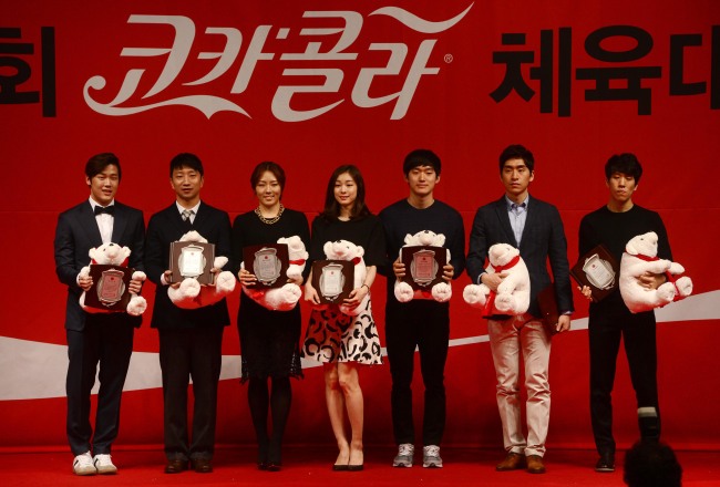 Figure skater Kim Yu-na (center) and speed skater Lee Sang-hwa (third from left) pose alongside other Team Korea Olympic athletes after winning the Grand Prize at this year’s 19th annual Coca-Cola Sports Award during a ceremony held at the Westin Chosun Hotel in Seoul on Wednesday.   Park Hae-mook/The Korea Herald