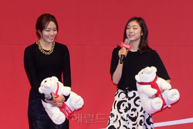 이상화(좌부터/스케이트선수/서울시청),김연아(스케이트선수)
제19회 코카콜라 체육대상 시상식이 12일 오전 서울 웨스틴조선호텔 그랜드볼룸에서 열린 가운데 최우수상을 수상한 김연아 선수가 수상소감을 밝히고 있다.