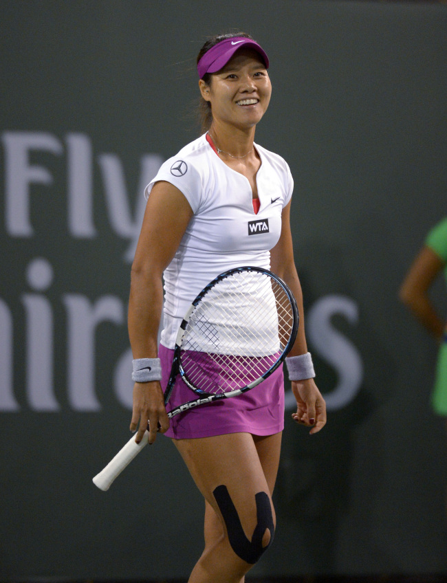 Li Na smiles after defeating Aleksandra Wozniak on Tuesday.   AP-Yonhap