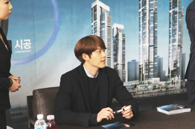 김우빈(김현중/모델/탤런트)
아이에스동서의 광고모델로 활동하는 김우빈의 팬사인회가 11일 부산 해운대구 우동에 마련된 더블유 모델하우스에서 열렸다. 이번 팬사인회는 부산의 새랜드마크인 더블유에 뜨거운 관심을 보내준 부산시민들에 대한 감사의 취지로 마련됐다.