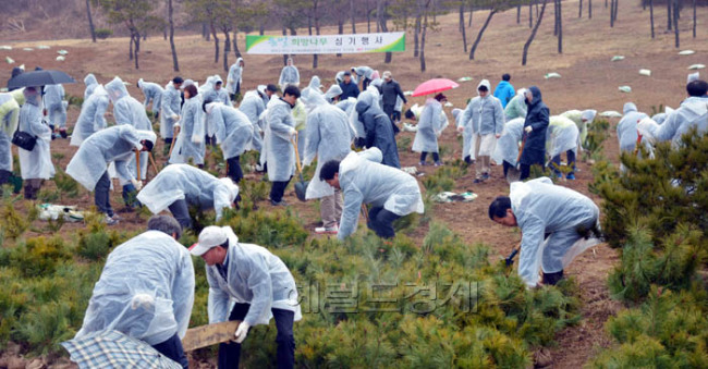 한국도로공사는 12일 수원나들목 녹지대에서 ‘통일희망나무심기’ 첫 행사를 열고 임직원 및 인근 학교 학생들이 소나무 묘목 5000주를 심고 있다. 통일희망나무심기는 올해부터 2016년까지 고속도로 부지에 국민들의 통일 염원을 담은 묘목 1500만 그루를 심어 통일시대 북한에 건설되는 고속도로에 심을 조경수를 미리 준비하자는 의미로 추진된다.