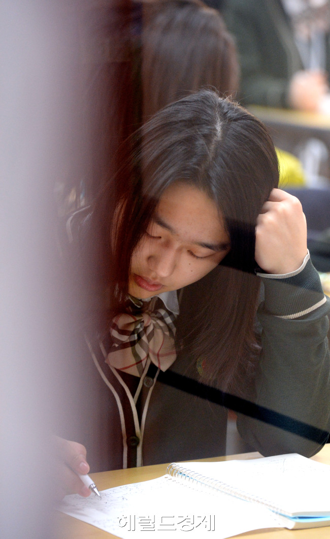 전국 고등학생(1-3학년) 132만명이 응시하는 전국연합학력평가가 올들어 실시되는 12일 오전 서울 종로구 배화여고 3학년 학생들이 긴장감 속에 시험을 치르고 있다.시험 시작 전 한 학생이 예상문제를 풀고 있다./안훈 기자 rosedale@ 2014.03.12
전국 고등학생(1-3학년) 132만명이 응시하는 전국연합학력평가가 올들어 실시되는 12일 오전 서울 종로구 배화여고 3학년 학생들이 긴장감 속에 시험을 치르고 있다.시험 시작 전 한 학생이 예상문제를 풀고 있다./안훈 기자 rosedale@ 2014.03.12