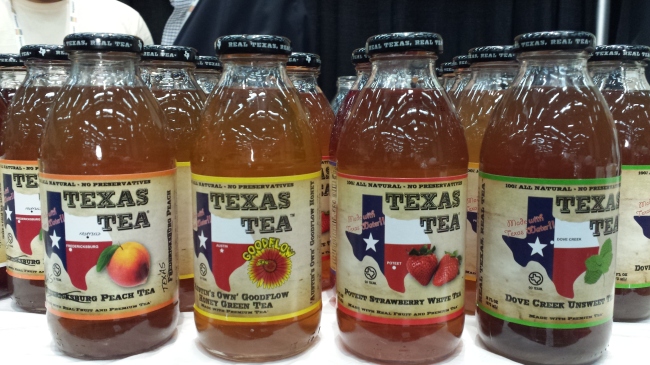 텍사스 티(Texas Tea) = ‘텍사스 티’라는 말은 가장 건강하지 못한 의미로 자주 통한다. 텍사스주에서 많이 나는 ‘석유’를 비유하기도 하고, 럼과 보드카 등 각종 독주를 콜라 등 소다와 마구잡이로 섞은 칵테일을 뜻하기도 한다. 건강을 모토로 하는 내추럴 엑스포에서 ‘텍사스 티’를 브랜드로 텍사스처럼 넓은 부스에서 프로모션하는 광경은 그래서 더욱 흥미로웠다.
브랜드가 주는 고정관념에 정면으로 도전한 이 100% 천연 유기농 과일음료는 12가지의 향미를 담고 있다. 특징이라면 텍사스주내 12개 지역의 특산 과일과 그 지방의 스토리를 담고 있다.