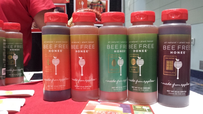 비 프리 허니(Bee Free Honee)= 브랜드를 직역하면 ‘벌이 없는 꿀’. 말 그대로 벌꿀이 아닌 사과꿀이다. 가정주부 케이티 산체스 여사가 사과잼을 만들려다가 실패해 잼이 물처럼 되자 버리기 아까워 깡통에 담아두고 다음날 아침에 맛을 보니 벌꿀맛처럼 돼있던 데 착안해 대체 꿀을 만들었다고 한다. 여러 식품쇼에서 호평 속에 수상도 많이 했다.