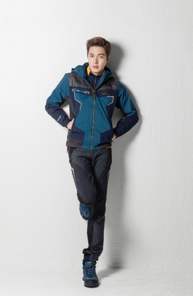 이민호(탤런트/영화배우)
프랑스 아웃도어 브랜드 아이더(www.eider.co.kr)는 이번 시즌 처음 선보인 독점 개발 소재 ‘디펜더 리미티드(DEFENDER LIMITED)’를 적용한 고기능성 방수 재킷 ‘하코르’를 출시했다.
하코르 재킷 [사진제공=아이더]