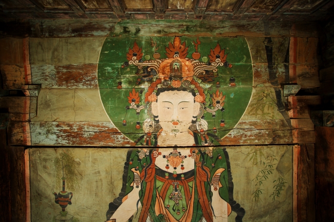 문화재청은 경남 창녕 관룡사 대웅전 관음보살 벽화를 비롯한 7건을 국가지정문화재인 보물로 각각 지정했다고 12일 밝혔다.
보물 제1816호에 등재된 관룡사 대웅전 벽화는 보타락가산(補陀落迦山)에서 설법하는 유희좌(遊戱座)의 관음보살을 벽면 전체에 걸쳐 그린 그림으로, 조선 후기 불화의 특징을 잘 나타낸다고 평가됐다.