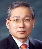 윤도준(기업인/전의사/동화약품대표이사회장)
동화약품과 부채표가송재단(이사장 윤도준 동화약품 회장ㆍ사진)은 접는 부채를 주제로 한 ‘2014 가송예술상’을 공모한다고 12일 밝혔다.