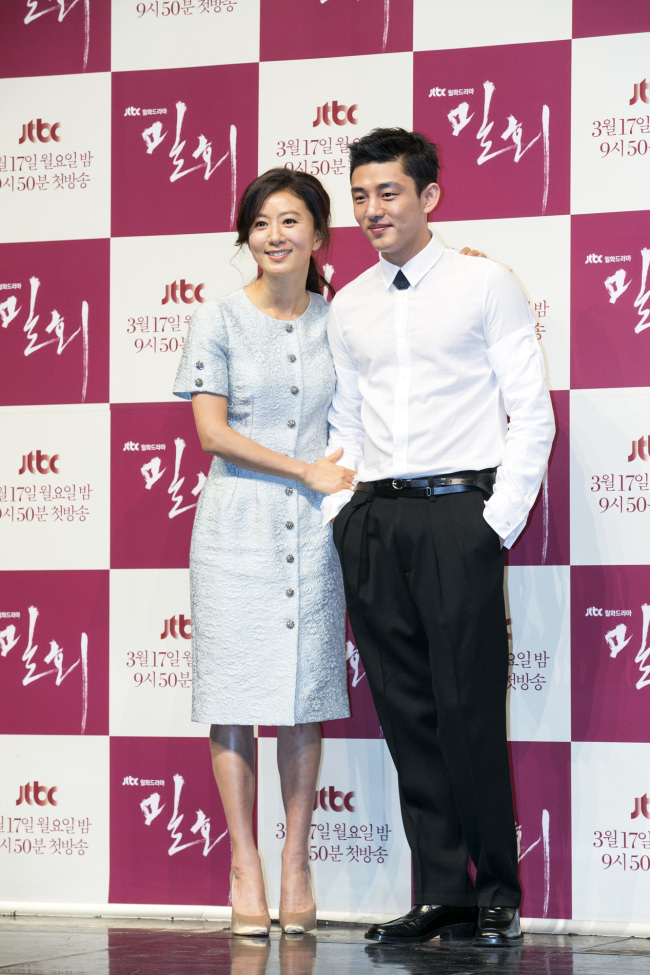 김희애(좌부터/탤런트/영화배우),유아인(엄홍식/탤런트/영화배우)
열아홉 살의 나이차를 뛰어넘은 연상연하 커플 연기를 선보이는 JTBC 드라마 ‘밀회’의 김희애 유아인이 파격적인 정사신에 대한 각오를 밝혔다.