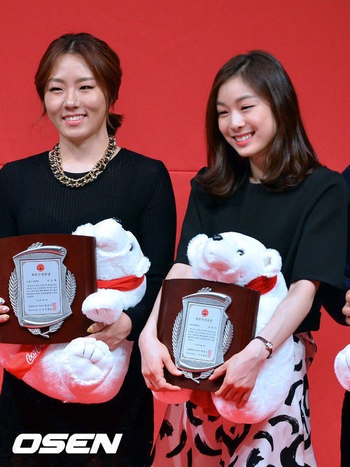 이상화(좌부터/스케이트선수/서울시청),김연아(스케이트선수)
‘빙상 여제들’ 김연아 이상화가 시상식에서 만나 남다른 친분을 과시했다.