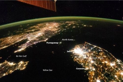 최근 미국항공우주국(NASA)는 우주에서 본 아시아의 밤 사진을 공개했다. 이 사진은 국제우주정거장(ISS) 우주인들이 지난 1월 30일 밤 동아시아 상공을 지나면서 촬영한 것으로 알려졌다.
사진 속에는 중국과 대한민국 등이 환한 빛으로 반짝이는 모습이 담겨있다. 그러나 한반도의 북쪽 지역인 북한은 해안선도 구분이 되지 않을 정도로 암흑 천지인 모습으로 눈길을 끌었다.