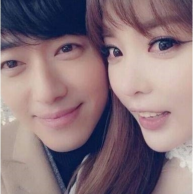남궁민(좌부터/탤런트/영화배우),홍진영(가수/탤런트)
‘우결’에 가상 부부로 출연하는 남궁민 홍진영의 인증샷이 공개됐다.