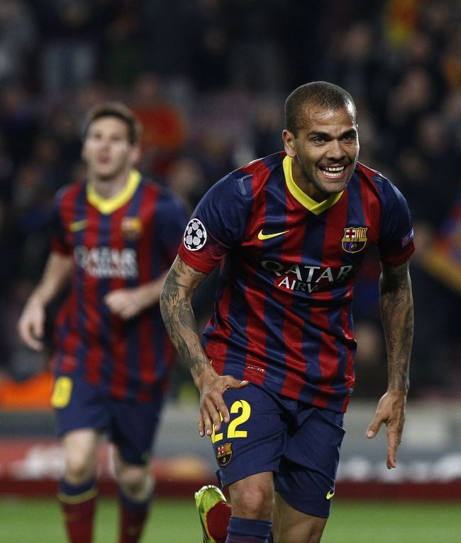 Barcelona’s Dani Alves celebrates his goal on Wednesday.   AFP-Yonhap