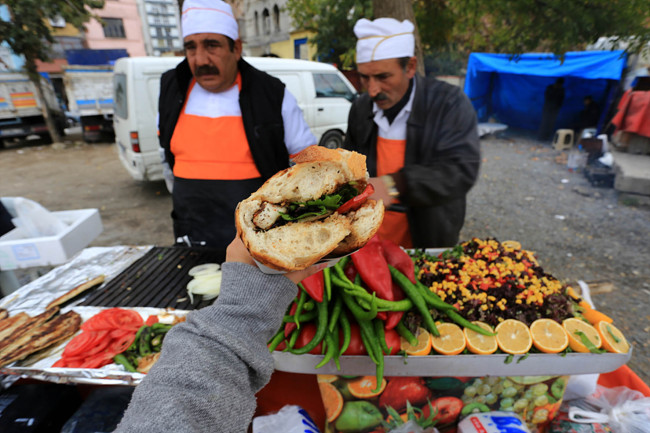 터키 고등어 케밥(Kebab) : 터키에서 저렴한 가격으로 배불리 먹고 싶다면 고등어 케밥(Balik Ekmek)이 적격이다. 레몬과 후추로 비린내를 없애는 것이 좋고, 가끔 뼈가 입천장을 찌를 수도 있으니 뼈는 확실하게 제거하고 먹도록 한다.