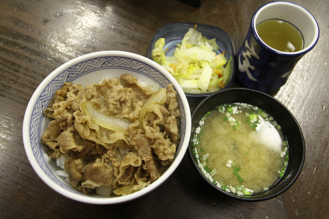 일본 규동(牛丼) : 규동(牛丼)은 소고기를 얇게 썰어 양파와 함께 양념에 조려내어 밥 위에 살짝 올려 먹는 덮밥요리이다. 규메시(牛飯) 라고도 불리며 조리시간이 짧고 가격도 저렴해 간단히 먹기 좋다. 우리나라의 불고기와 비슷한 맛에 거부감 없이 즐길 수 있다.