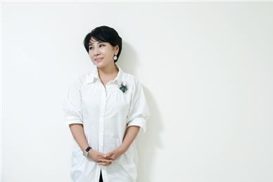 유인경(신문기자/경향신문선임기자)
영화 ‘슈렉’의 고양이 같은 눈을 하고서 닭똥 같은 눈물을 떨어뜨리는 여자 앞에서 마음이 흔들리지 않을 강심장의 남자가 또 있을까? 흔히 눈물은 여자의 무기라고들 한다. 하지만 이는 어디까지나 사랑하는 남녀사이에서나 통용될 수 있는 말이다.