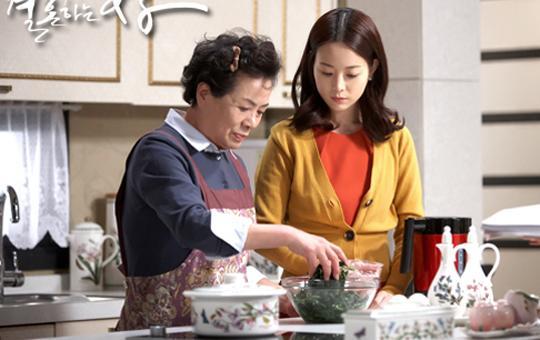 허진(좌부터/허옥숙/탤런트/영화배우),손여은(탤런트)
SBS 주말극 ‘세 번 결혼하는 여자’는 결혼이라는 제도 등을 받아들이는 데 있어 서로 다른 방식을 보여주며 살아가는 이지아(오은수 역)와 엄지원(오현수 역)의 캐릭터가 떠야 한다. 하지만 채린과 임실댁 같은 캐릭터가 오히려 더 부각되고 있다.