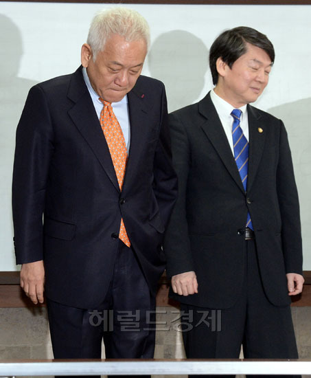 김한길(좌부터/국회의원/민주당당대표),안철수(국회의원/국회)
13일 오전 서울 종로구 경운동 수운회관에서 통합신당 혁신기구인 ‘새정치비전위원회가’ 첫 회의를 갖고 있는 가운데 김한길 민주당 대표와 안철수 새정치연합 중앙위원장이 기념촬영을 마친후 착석 하기 위해 자리를 찾고 있다.