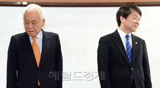 김한길(좌부터/국회의원/민주당당대표),안철수(국회의원/국회)
13일 오전 서울 종로구 경운동 수운회관에서 통합신당 혁신기구인 ‘새정치비전위원회가’ 첫 회의를 갖고 있는 가운데 김한길 민주당 대표와 안철수 새정치연합 중앙위원장이 기념촬영을 마친후 착석하기 위해 자리를 찾고 있다.
