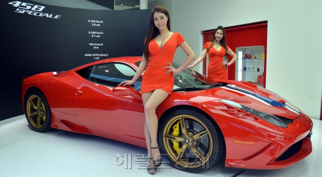 페라리는 이날 ‘458 이탈리아’의 업그레이드 버전인 ‘458 스페치알레(Speciale)’를 선보이고 판매에 나섰다.