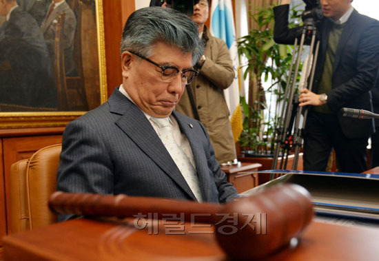 김중수(금융인/전대학총장/한국은행총재)
김중수 한국은행 총재의 임기 중 마지막 금융통화위원회가 열린 13일 서울 한국은행에서 김중수 한국은행총재가 마지막 의사봉을 내려놓고 있다.