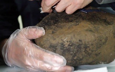 경상남도 진주의 한 마을에서 운석으로 추정되는 암석이 또 발견돼 화제다.
11일 오후 4시30분쯤 진주시 미천면 오방리 중촌마을 박상덕(80) 씨는 자신의 밭에서 운석으로 보이는 물체를 발견했다. 이 물체는 검은 색 둥근 모양으로 높이 17㎝, 길이 14㎝, 무게 4.1㎏으로 측정됐다.