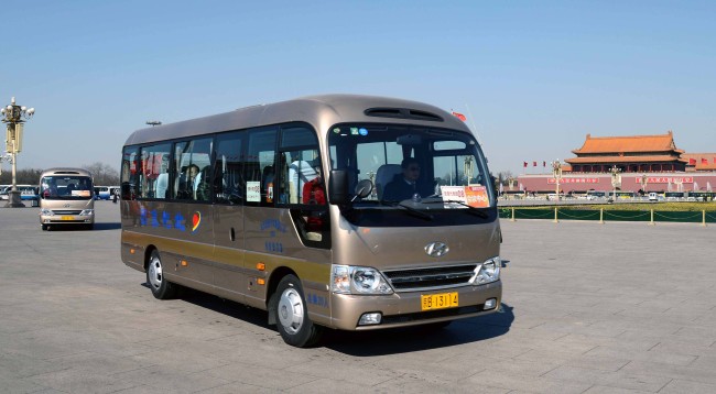 A Hyundai County minibus carries a group of participants to the venue of the Chinese People’s Party Consultative Congress and the National People’s Congress ― the two most important political gatherings in China ― on Thursday in Beijing.   Hyundai Motor
