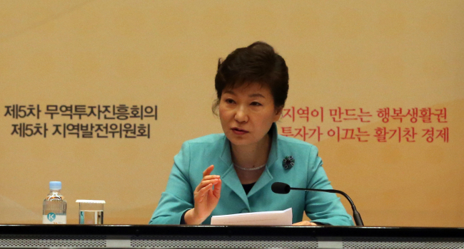 박근혜(대통령/대한민국대통령)
President Park Geun-hye’s use of uncharacteristically colorful expressions as she pushes for regulatory reform is generating ripples across the nation.
President Park Geun-hye. Yonhap