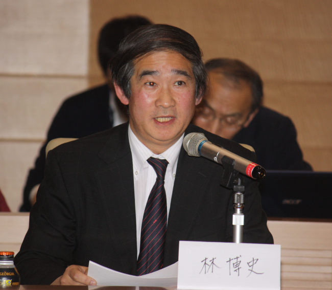 Hirofumi Hayashi, a politics professor at Kanto Gakuin University, speaks at a rally in Tokyo last week against Japan’s move to review and alter its 1993 apology for its military’s wartime mobilization of sex slaves.   Yonhap