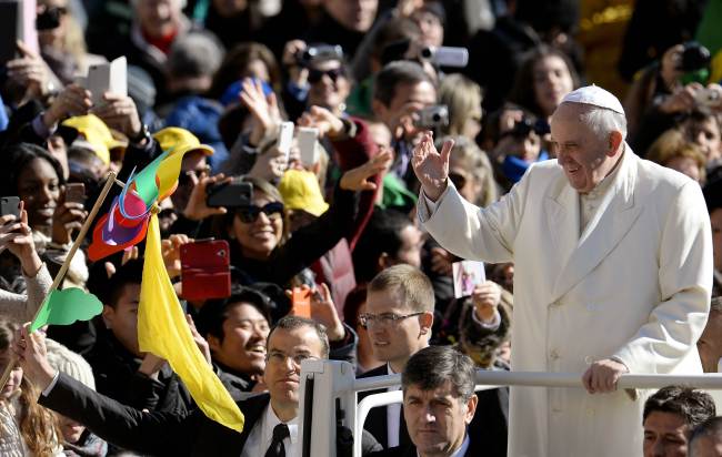 Pope Francis waves to the crowd upon his arrival at St. Peter’s Square for the weekly general audience on March 5.   AFP-Yonhap
