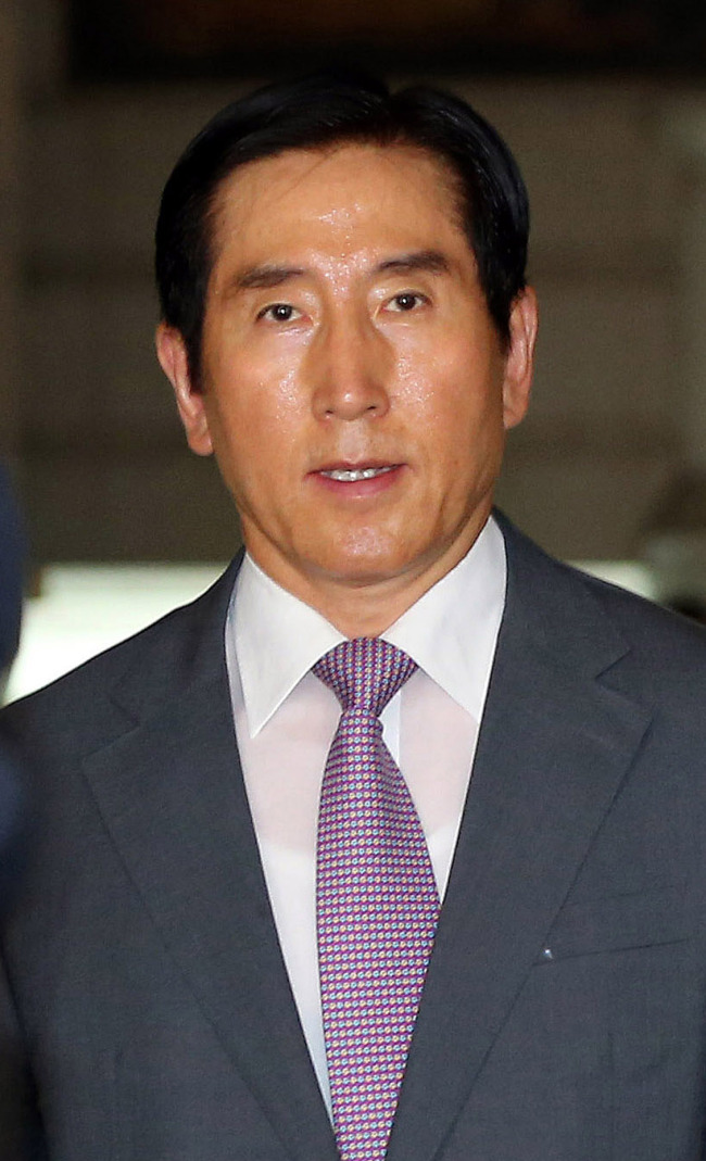 조현오(전경찰공무원)
South Korea’s top court on Thursday upheld a lower court’s ruling to sentence a former police chief to eight months in jail for making defamatory remarks against late President Roh Moo-hyun.
Cho Hyun-oh