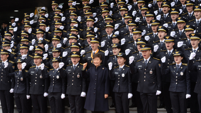 President Park Geun-hye and Korean National Police University graduates pose at the school’s graduation ceremony in Yongin, Gyeonggi Province, Thursday.   Park Hyun-koo/The Korea Herald