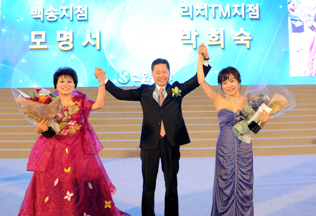 신한생명은 13일 인천 송도 컨벤시아에서 임직원 및 설계사 등 1300여명이 참석한 가운데 ‘신한영업대상 시상식’을 개최했다고 밝혔다.
이날 시상식에서는 모명서(사진 좌) FC가 설계사 부문에서, 박희숙(사진 우) TMR이 텔레마케터 부문에서 영예의 대상을 수상했다. 지점장 부문에서는 일산 대화지점 김복순 지점장(FC채널)이 차지했다.