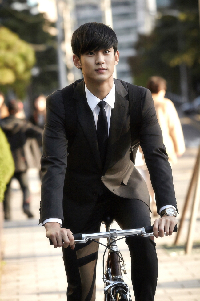 김수현(탤런트/영화배우)
중국에서 드라마 ‘별에서 온 그대’(이하 별그대) 열풍이 뜨거운 가운데 배우 김수현을 칭하는 ‘도민준xi’ 신조어가 생겼다.