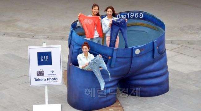 13일 아메리칸 캐주얼 브랜드 갭은 서울 강남구 삼성동 코엑스몰점 오픈을 기념해 아셈프라자 광장에서 초대형 청바지에 미녀들이 들어가 포즈를 취하고 있다. 갭은 코엑스몰점 오픈을 기념해 이달 14일 부터 16일 까지 행사장으로 헌 데님을 가져와 사진을 촬영한 후 SNS에 올리는 고객들에게 선착순으로 갭 데님 신상품 교환권 또는 50% 할인권을 한정 수량으로 증정한다.