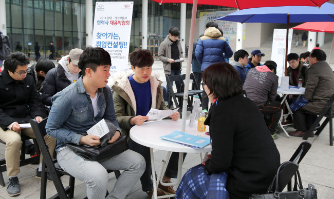 현대ㆍ기아차가 13일 경기도 성남의 가천대에서 협력업체 인사담당자 등과 함께 협력업체를 홍보하고 학생들의 취업 상담도 해주는 ‘찾아가는 취업컨설팅’을 실시하고 있다 [.사진제공=현대자동차그룹]