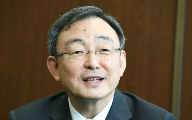 최성준(판사/전법원장/서울고등법원부장판사)
President Park Geun-hye on Friday nominated a senior judge to head the communications and broadcasting watchdog, her spokesman announced.
Choi Sung-joon