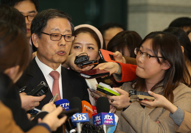 Kim Hwang-sik arrives in Seoul from the U.S. on Friday.   Yonhap