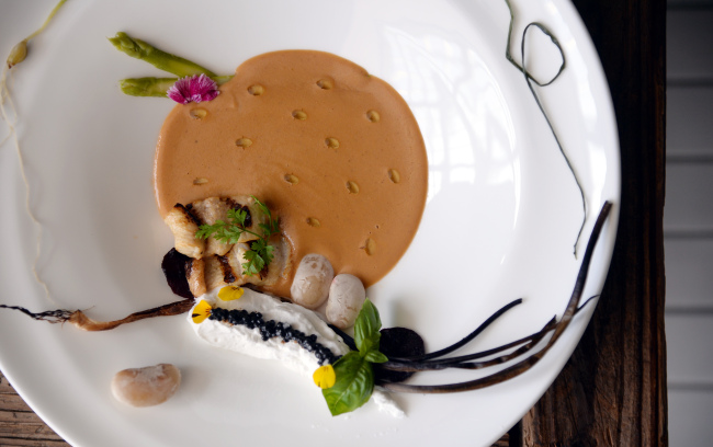 Harvest Namsan’s smoked sea eel with bisque, garnished with Chantilly cream, Spanish caviar and garam masala (Ahn Hoon/The Korea Herald)