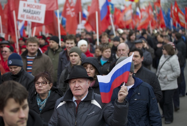 Demonstrators march in support of Kremlin-backed plans for the Ukrainian province of Crimea to break away and merge with Russia in Moscow on Saturday.   AP-Yonhap